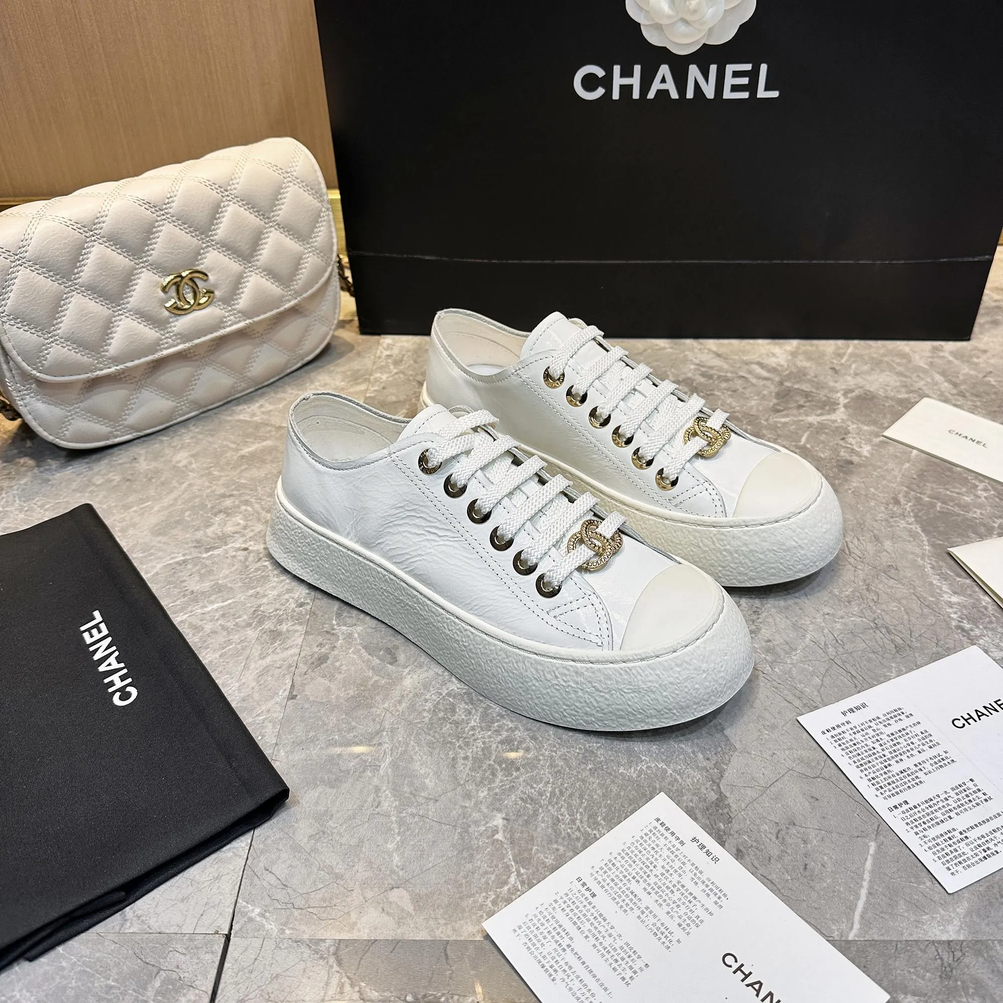 👟👟Ex-factory price 440👟👟 Chanel Chanel - 2024 counter top casual sports shoes This classic design; the upper is electro-embroidered with a variety of craftsmanship; the outsole is fashionable and sporty; it is extraordinary and incorporates a variety of color matching elements... The diversified mix and match is very good-looking and versatile, casual, fashionable, sports and outdoor can be taken into account... ꫛꫀꪝ Go➫ Material: ❶Upper made of: Original imported cowhide ❷Inside made of: original imported breathable sheepskin ❸Outsole based on: original TPU outsole Full set of boutique packaging for women 35–41